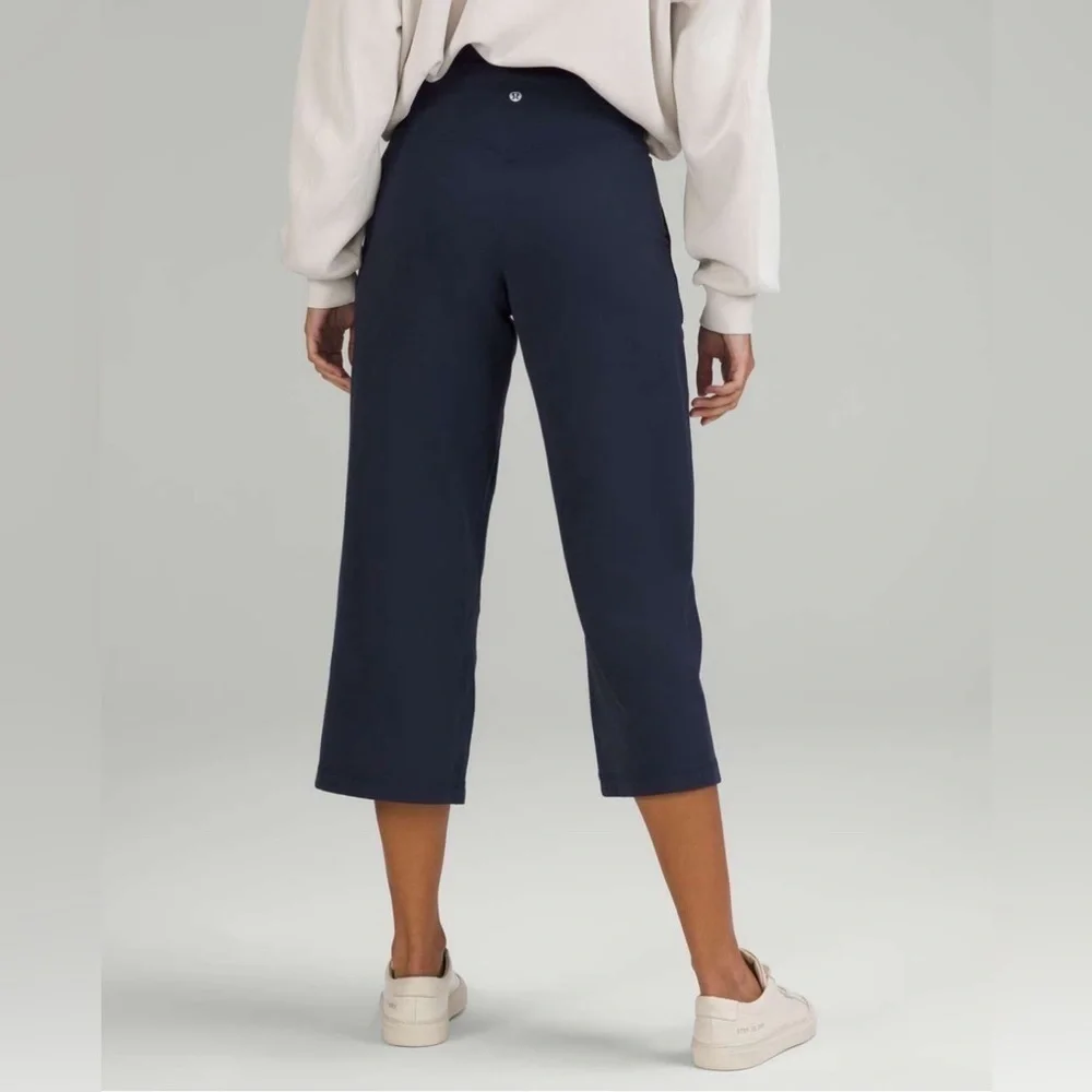 NWT Lululemon Align High-Rise Wide Leg Crop 23"
True Navy Size 2 - Picture 3 of 14